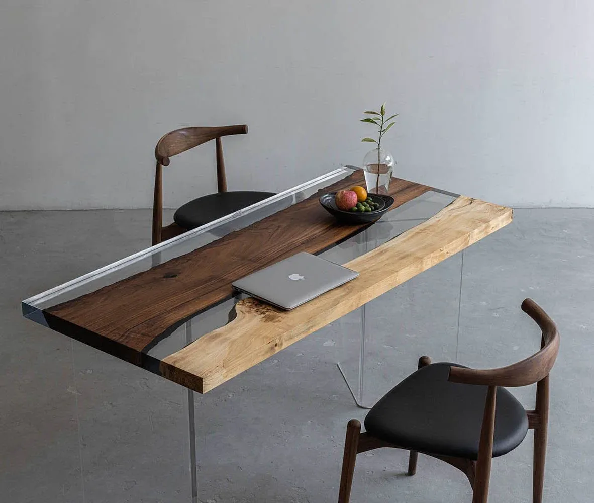 Bureau en bois massif et résine, avec ordinateur portable et deux chaises