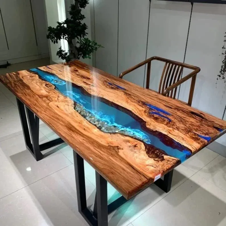 Table à manger rivière, résine bleue, sur piètement en acier noir