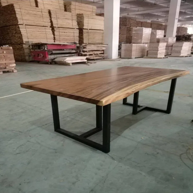 Table en bois massif sur piètement en acier