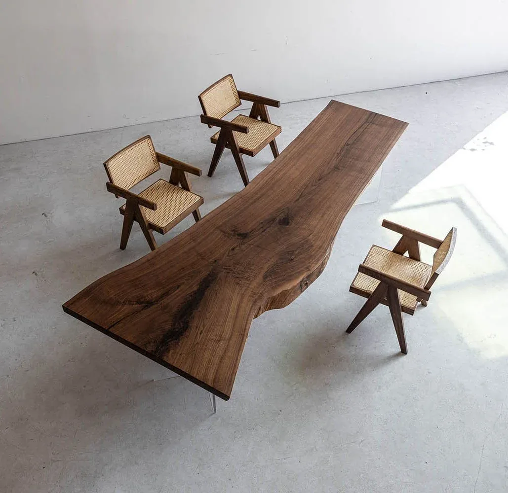 Table à manger en bois massif à chant naturel, teinte noyer