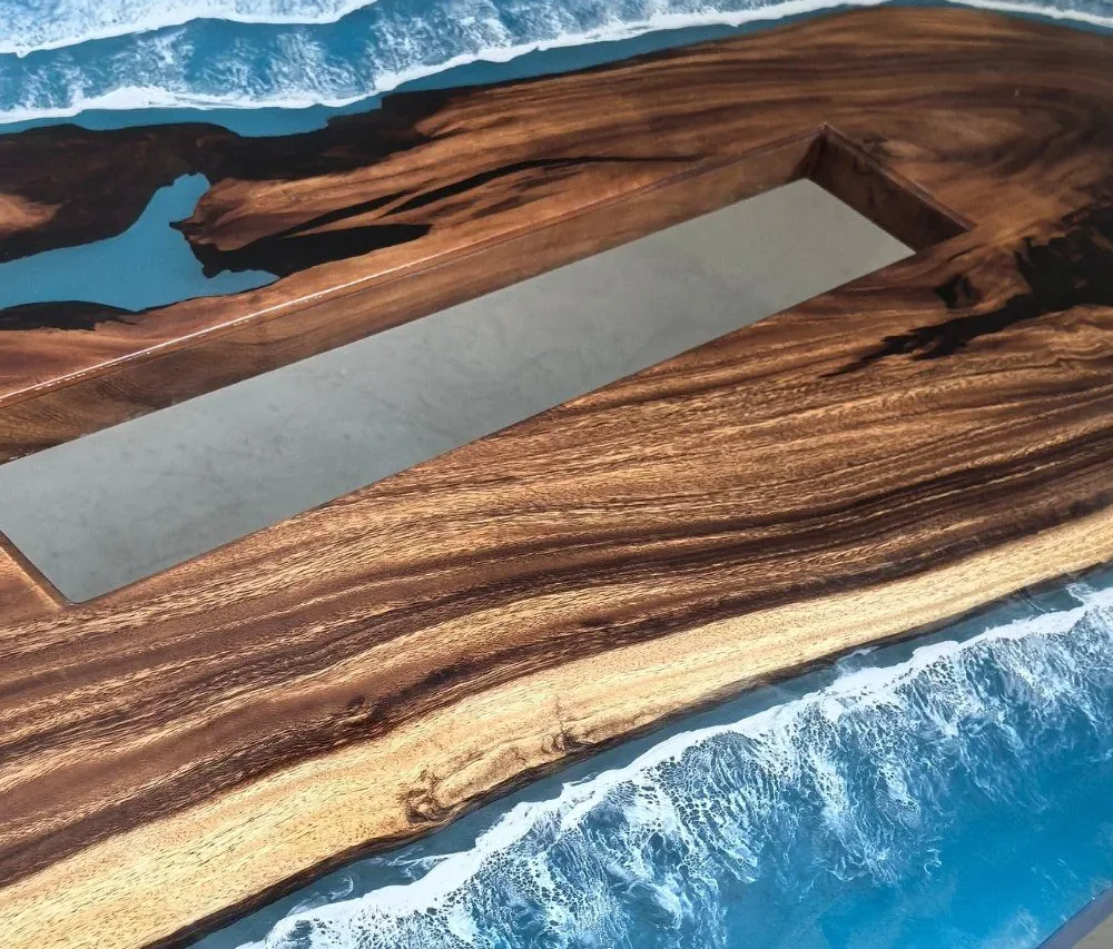 Détail d'un plateau en bois massif et résine bleue travaillée en vagues