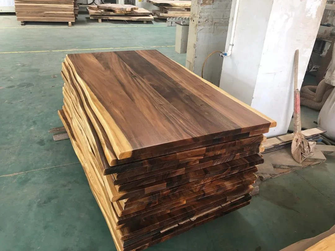 Plateaux de bois massif à chant naturel empilés à l'atelier