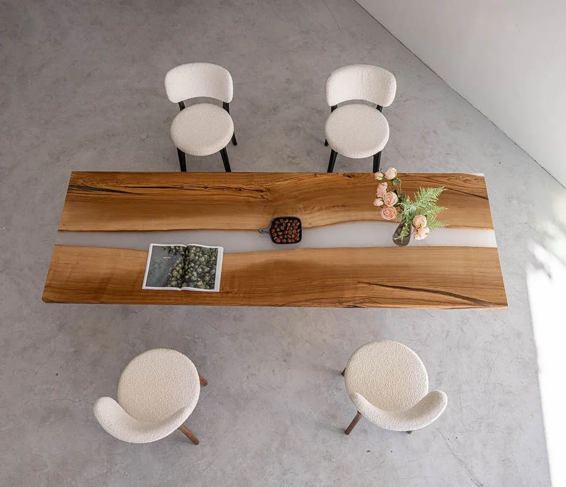 Table rivière en bois clair vue de dessus