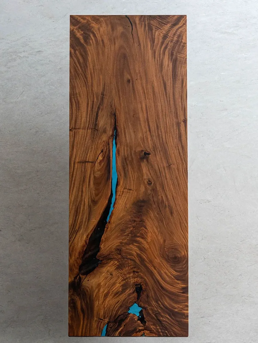 Plateau de table epoxy Arve, résine verte — ATELIER RIVIÈRE, fabrication à la commande