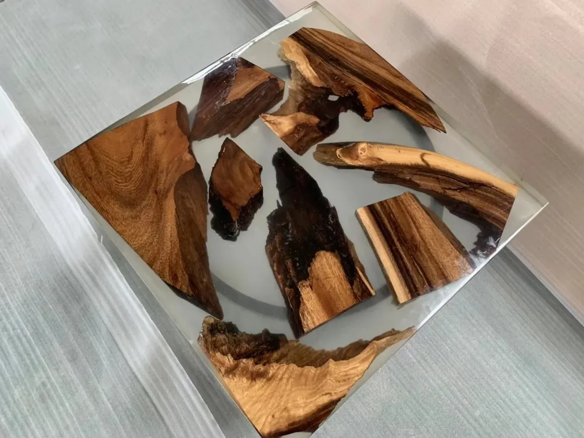 Plateau de table epoxy carré Andelle, résine transparente — plateaux epoxy ATELIER RIVIÈRE