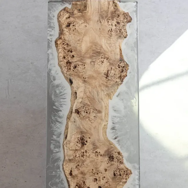 Plateau de table epoxy Cèze teinte chêne, résine transparente — plateaux epoxy