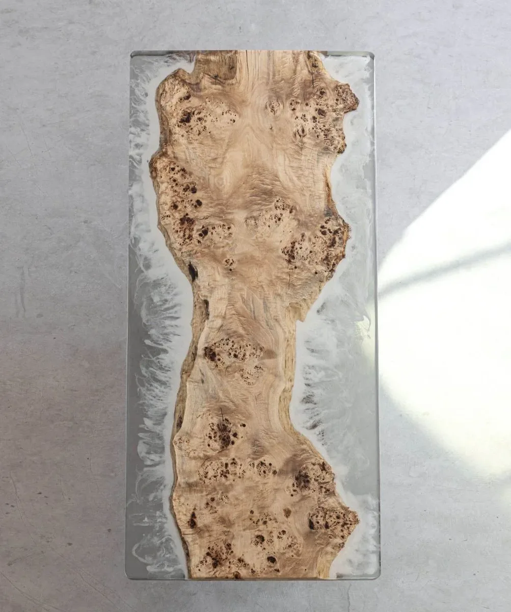 Plateau de table epoxy Cèze teinte chêne, résine transparente — ATELIER RIVIÈRE, fabrication à la commande