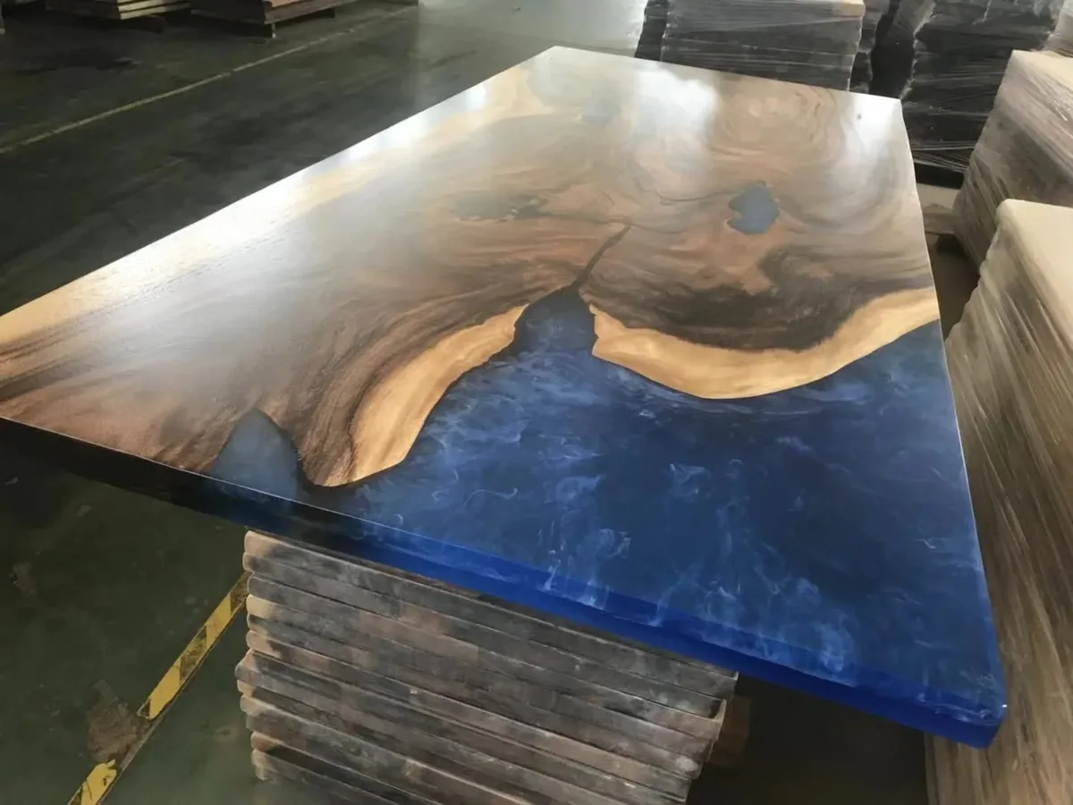 Plateau de table epoxy Epte, résine bleue — ATELIER RIVIÈRE, fabrication à la commande