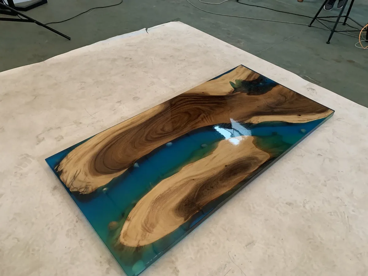 Plateau de table epoxy Erdre, résine bleue — ATELIER RIVIÈRE, fabrication à la commande