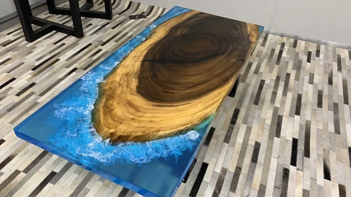 Plateau de table epoxy Grosne, résine bleue — ATELIER RIVIÈRE, fabrication à la commande
