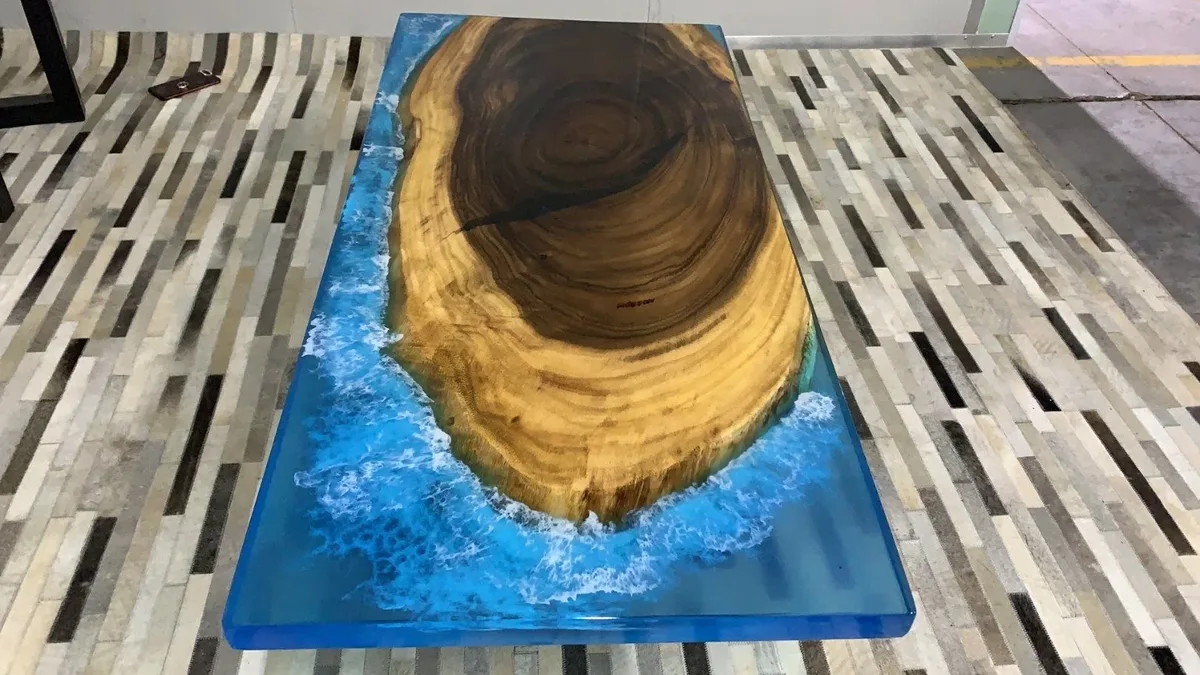 Plateau de table epoxy Grosne, résine bleue, vue 2 sur 2