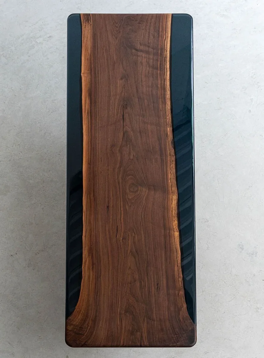 Plateau de table epoxy Isère, résine noire — ATELIER RIVIÈRE, fabrication à la commande
