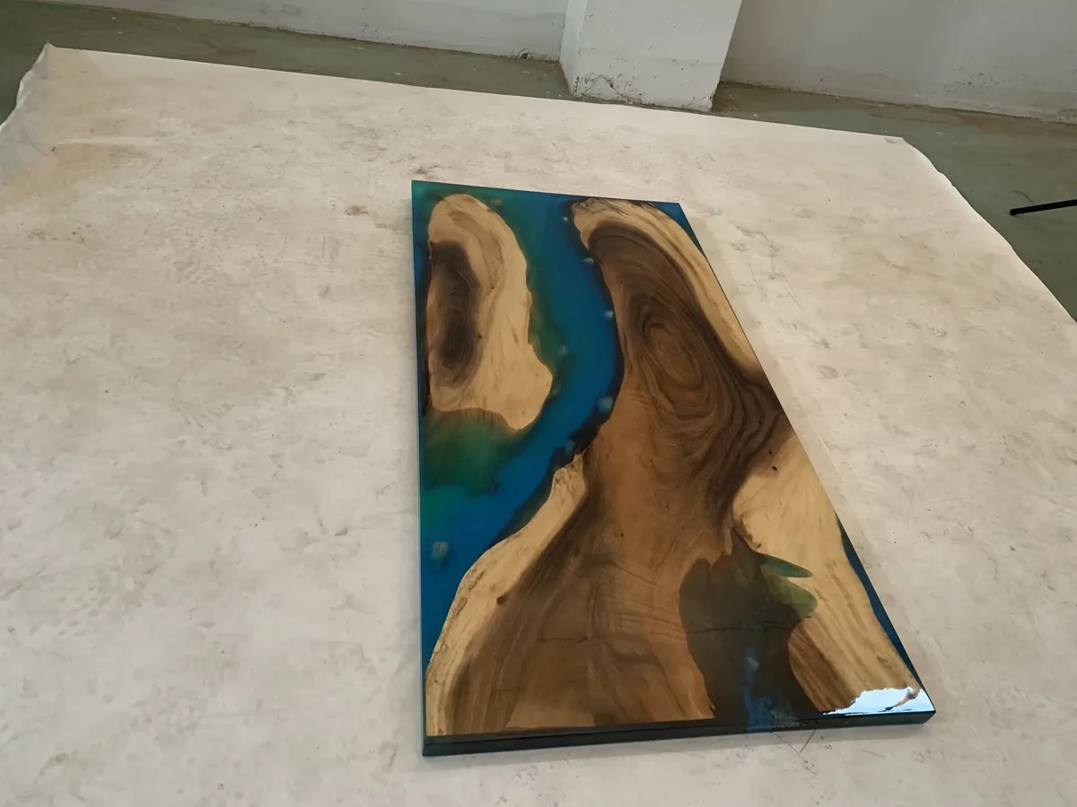 Plateau de table epoxy Lauter, résine bleue — ATELIER RIVIÈRE, fabrication à la commande