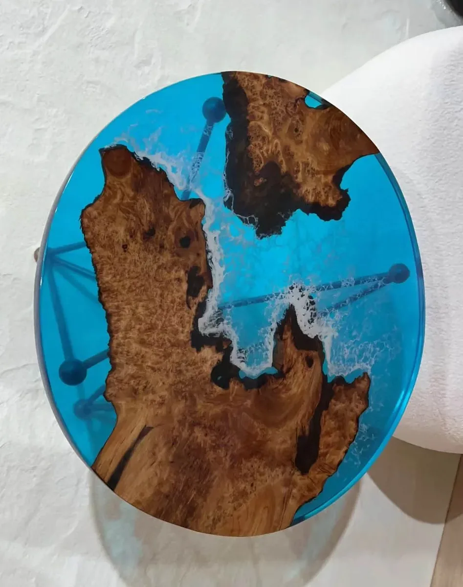 Plateau de table epoxy rond Auron, résine bleue — ATELIER RIVIÈRE, fabrication à la commande