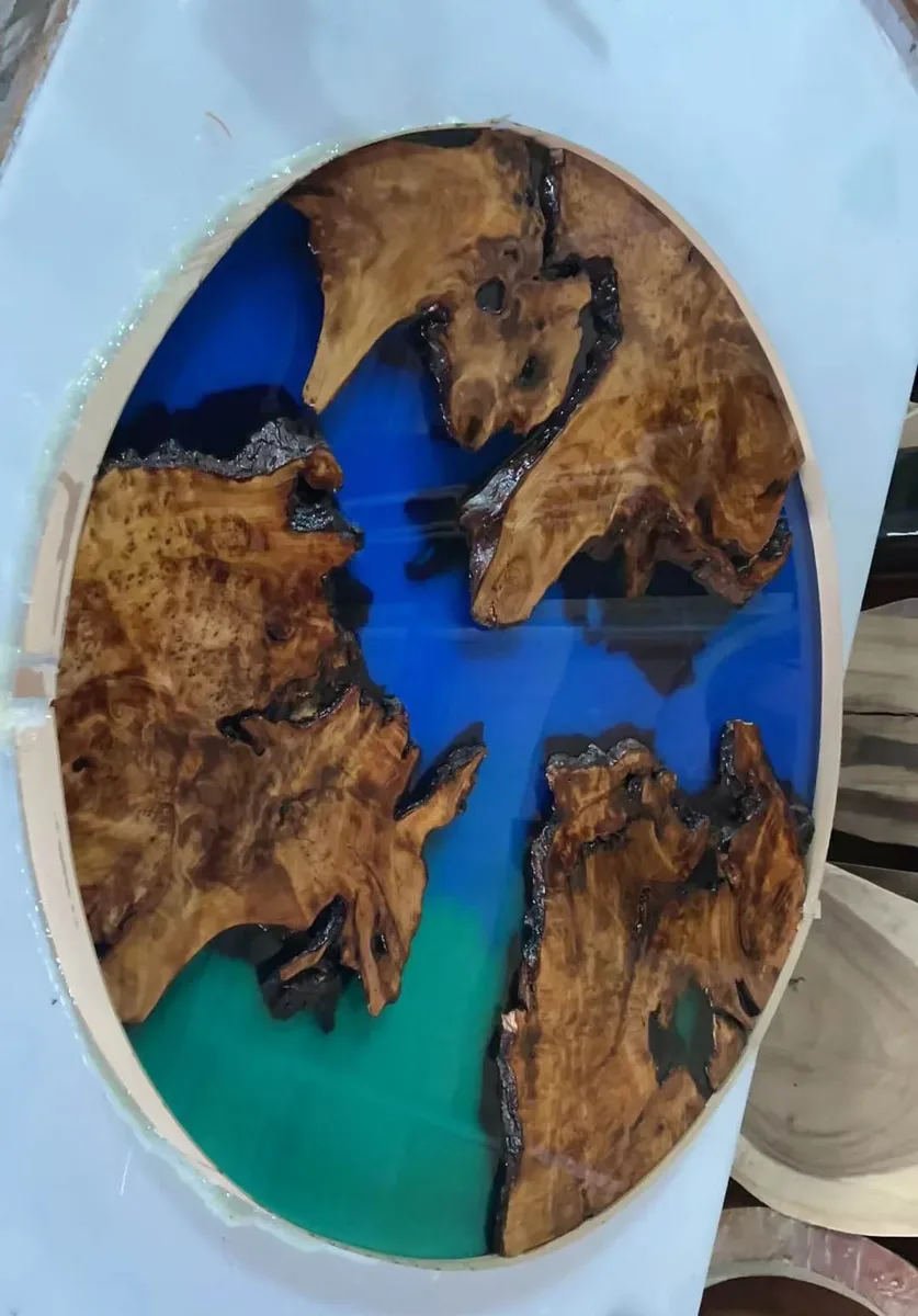 Plateau de table epoxy rond Huisne, résine bleue — ATELIER RIVIÈRE, fabrication à la commande