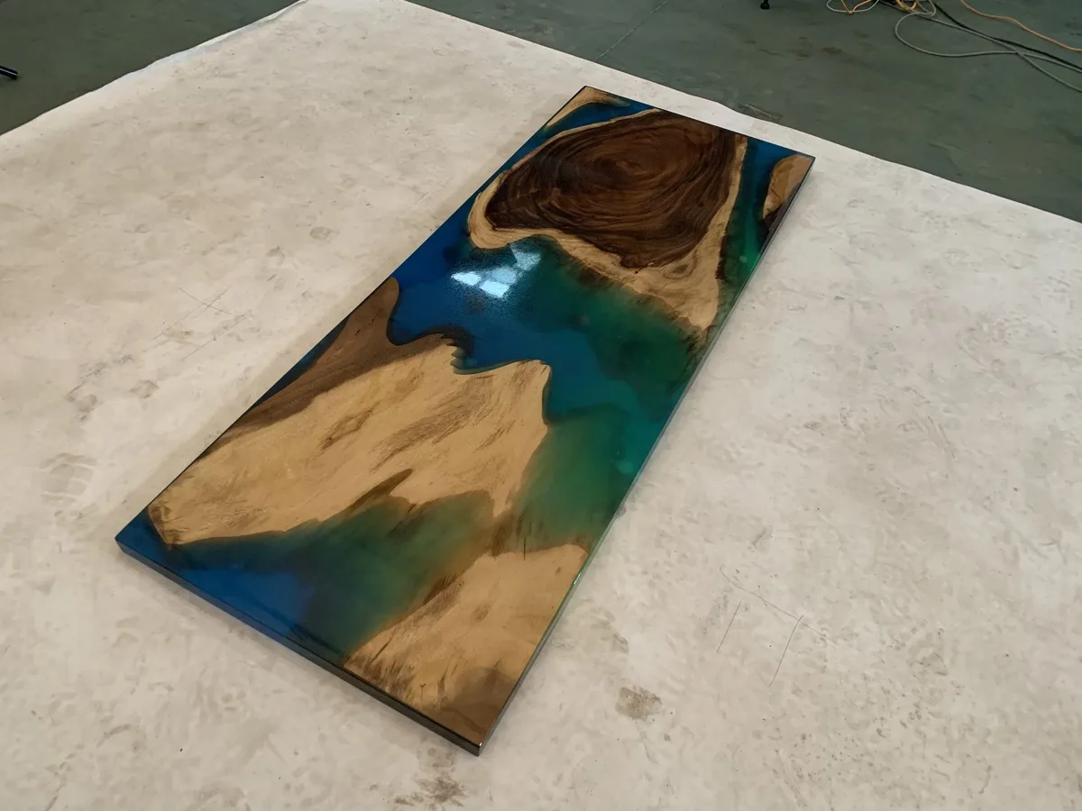 Plateau de table epoxy Sarre, résine bleue — ATELIER RIVIÈRE, fabrication à la commande