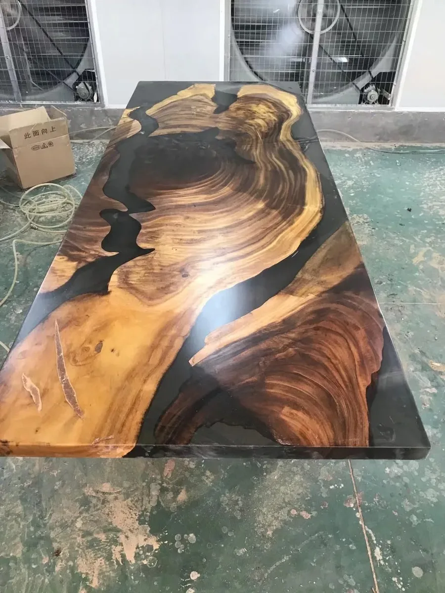 Plateau de table epoxy Scorff, résine noire — ATELIER RIVIÈRE, fabrication à la commande