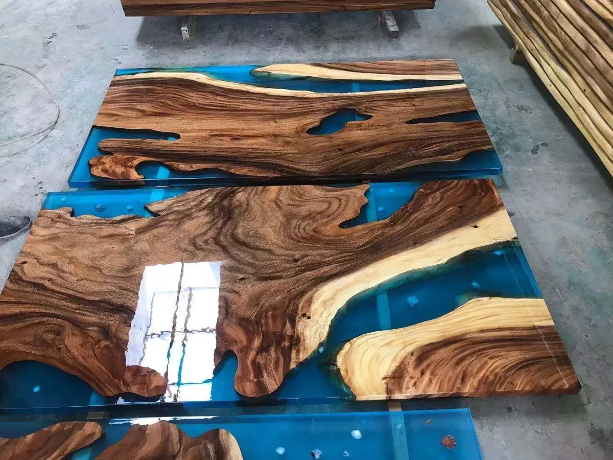 Plateau de table epoxy Sienne, résine bleue — ATELIER RIVIÈRE, fabrication à la commande