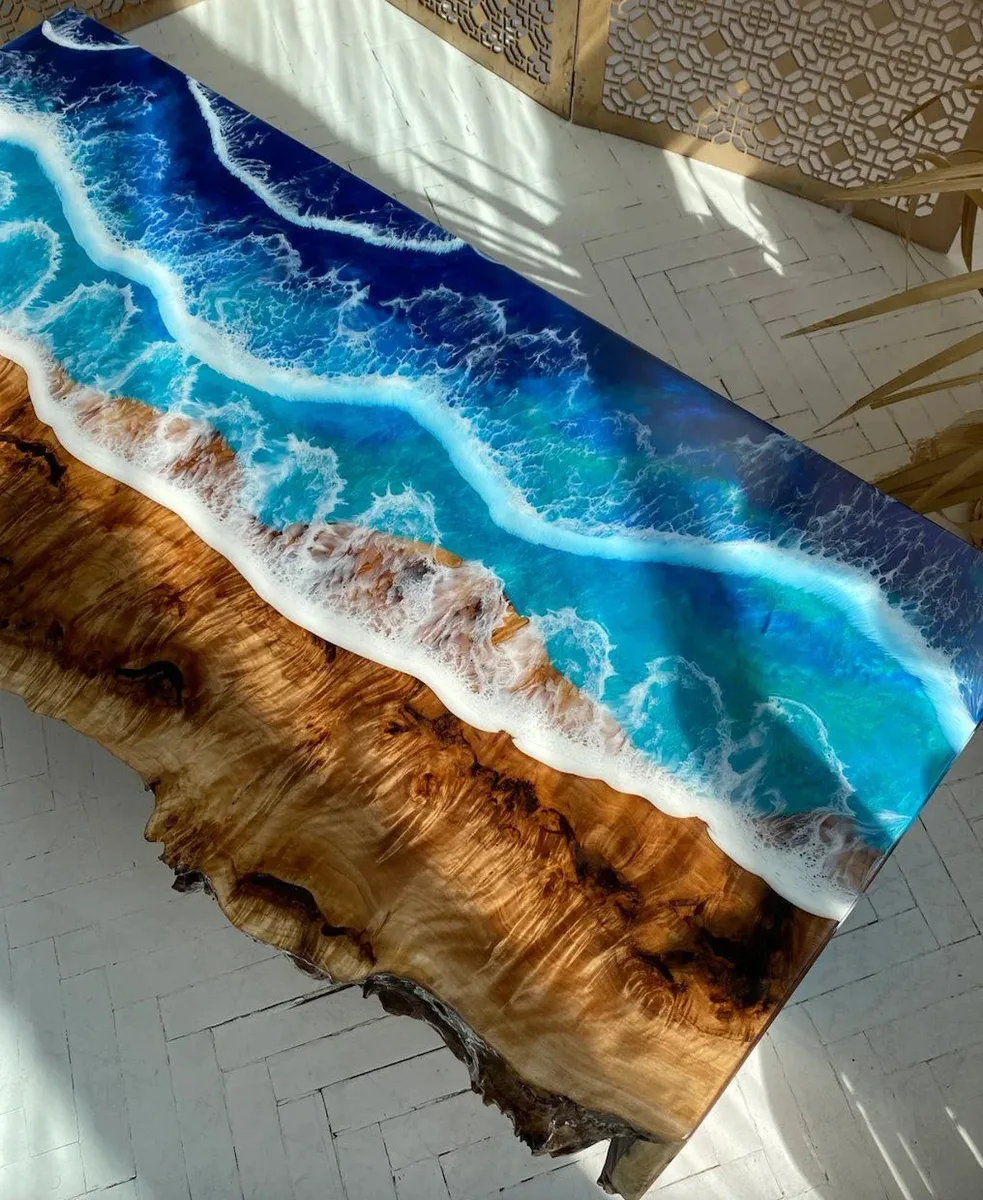 Plateau de table océan Nive, résine bleue — ATELIER RIVIÈRE, fabrication à la commande