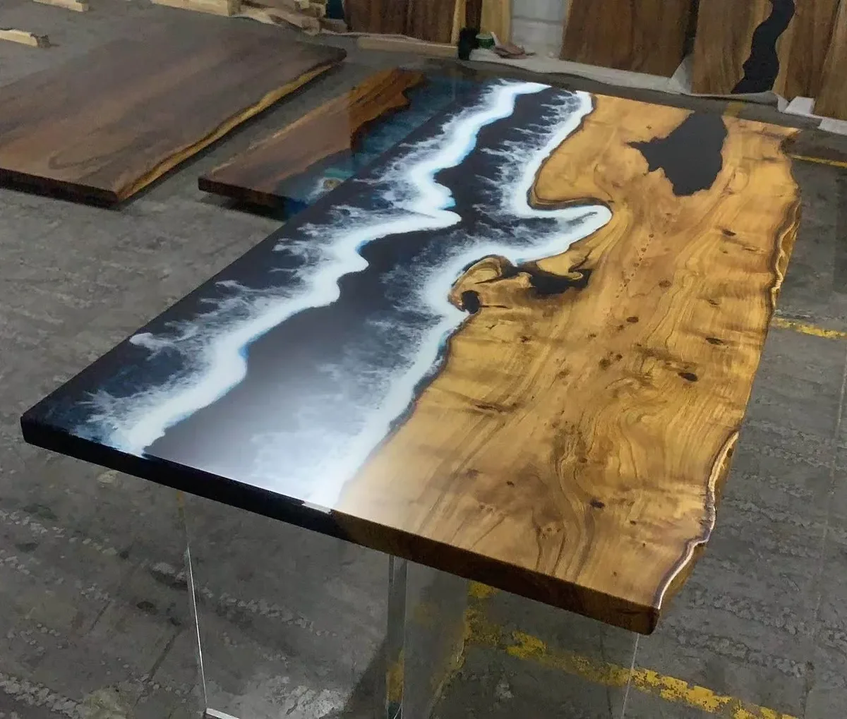 Plateau de table océan Ourcq, résine noire — ATELIER RIVIÈRE, fabrication à la commande