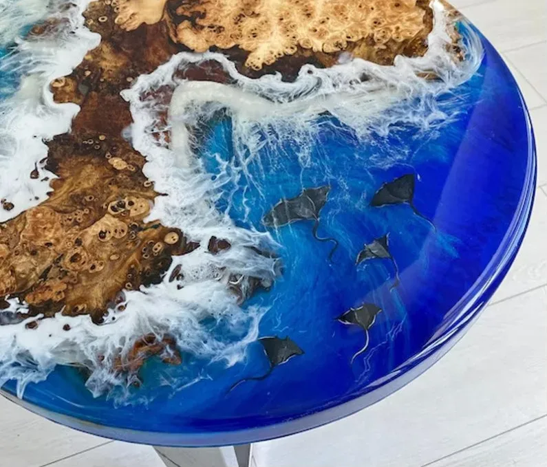 Plateau de table océan rond Célé, résine bleue — ATELIER RIVIÈRE, fabrication à la commande