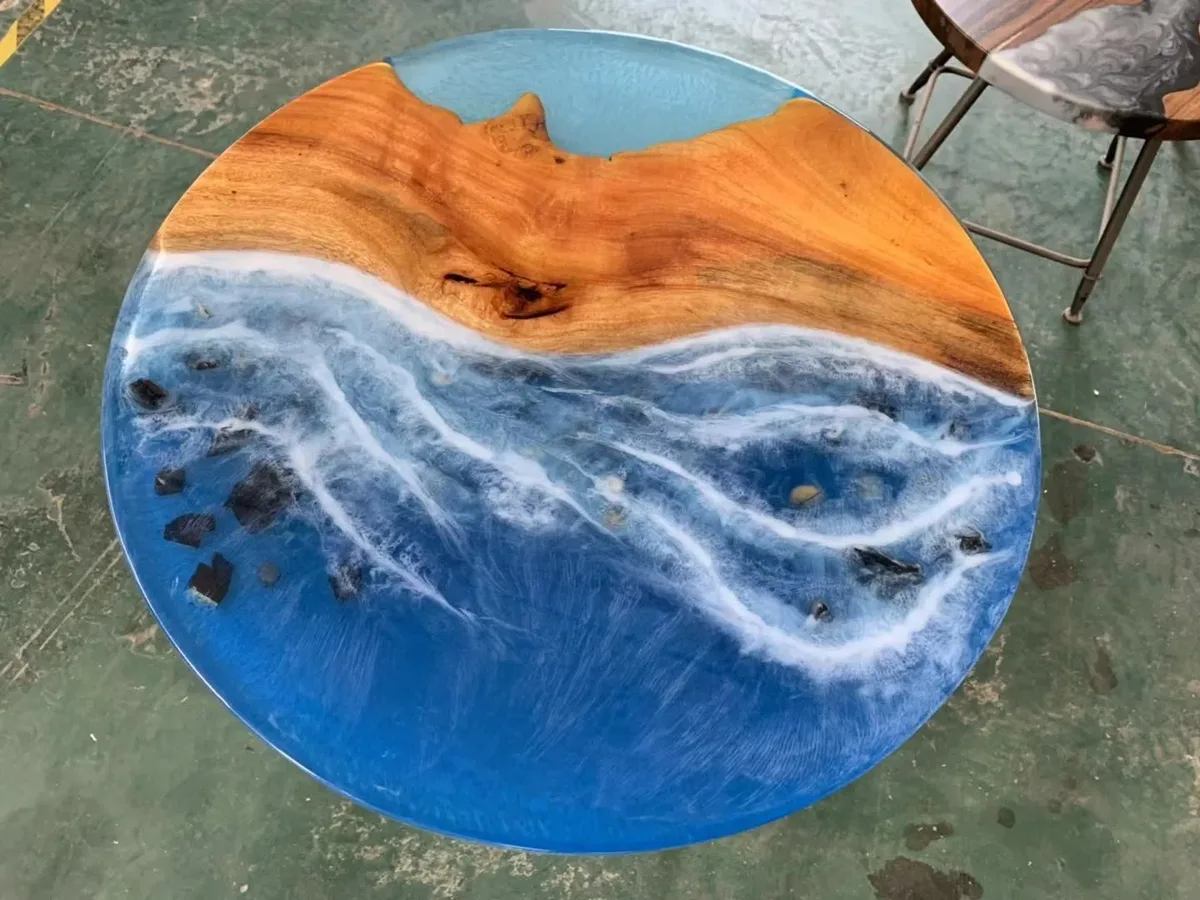 Plateau de table océan rond Dives, résine bleue — ATELIER RIVIÈRE, fabrication à la commande