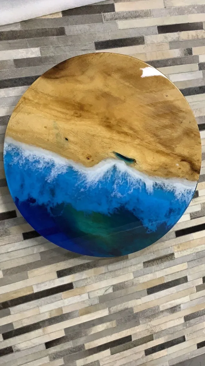 Plateau de table océan rond Ellé, résine bleue — ATELIER RIVIÈRE, fabrication à la commande
