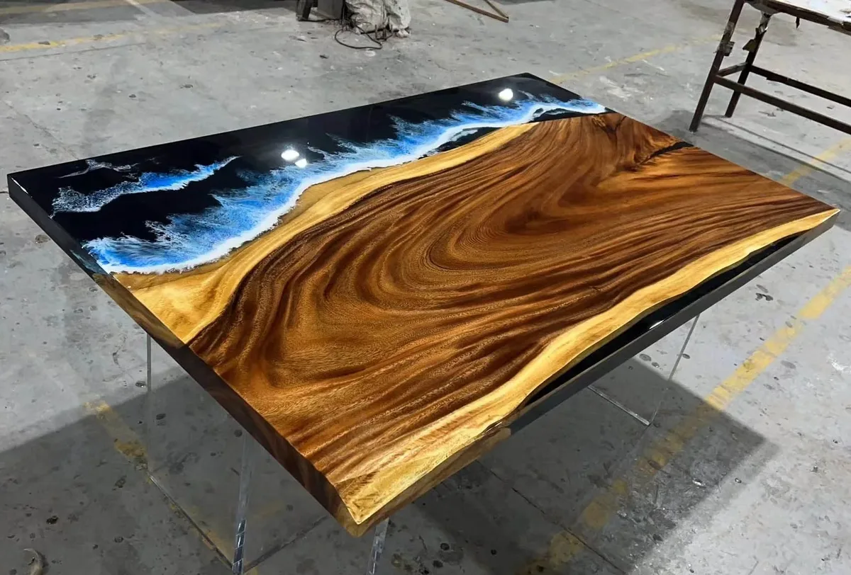 Plateau de table océan Vesle, résine bleue — ATELIER RIVIÈRE, fabrication à la commande
