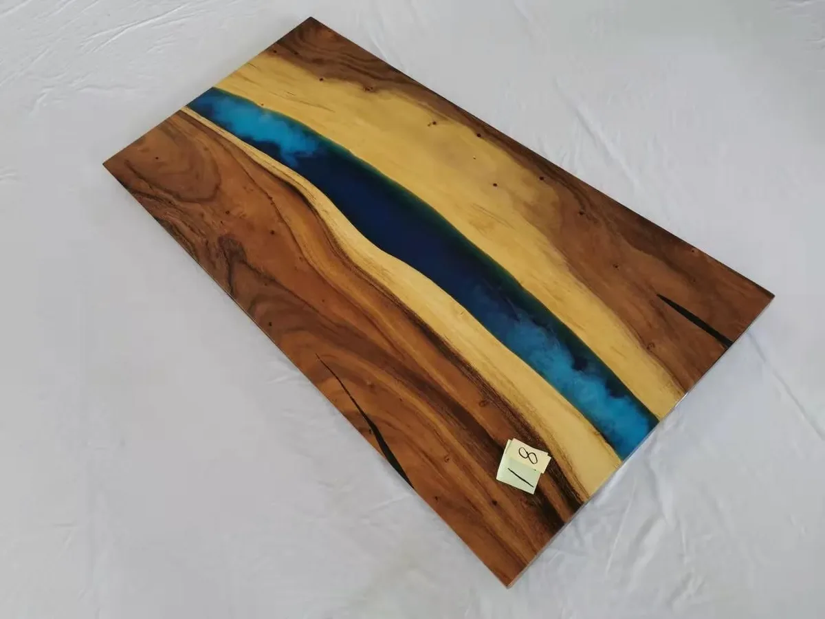 Plateau de table rivière Aa, résine bleue — ATELIER RIVIÈRE, fabrication à la commande