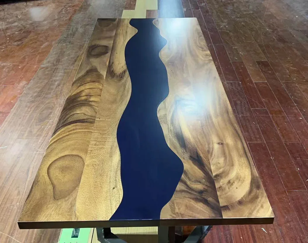 Plateau de table rivière Aron, résine noire — ATELIER RIVIÈRE, fabrication à la commande