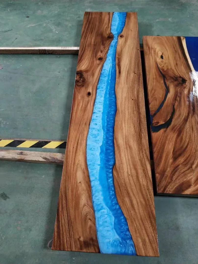 Plateau de table rivière Aube, résine bleue — ATELIER RIVIÈRE, fabrication à la commande