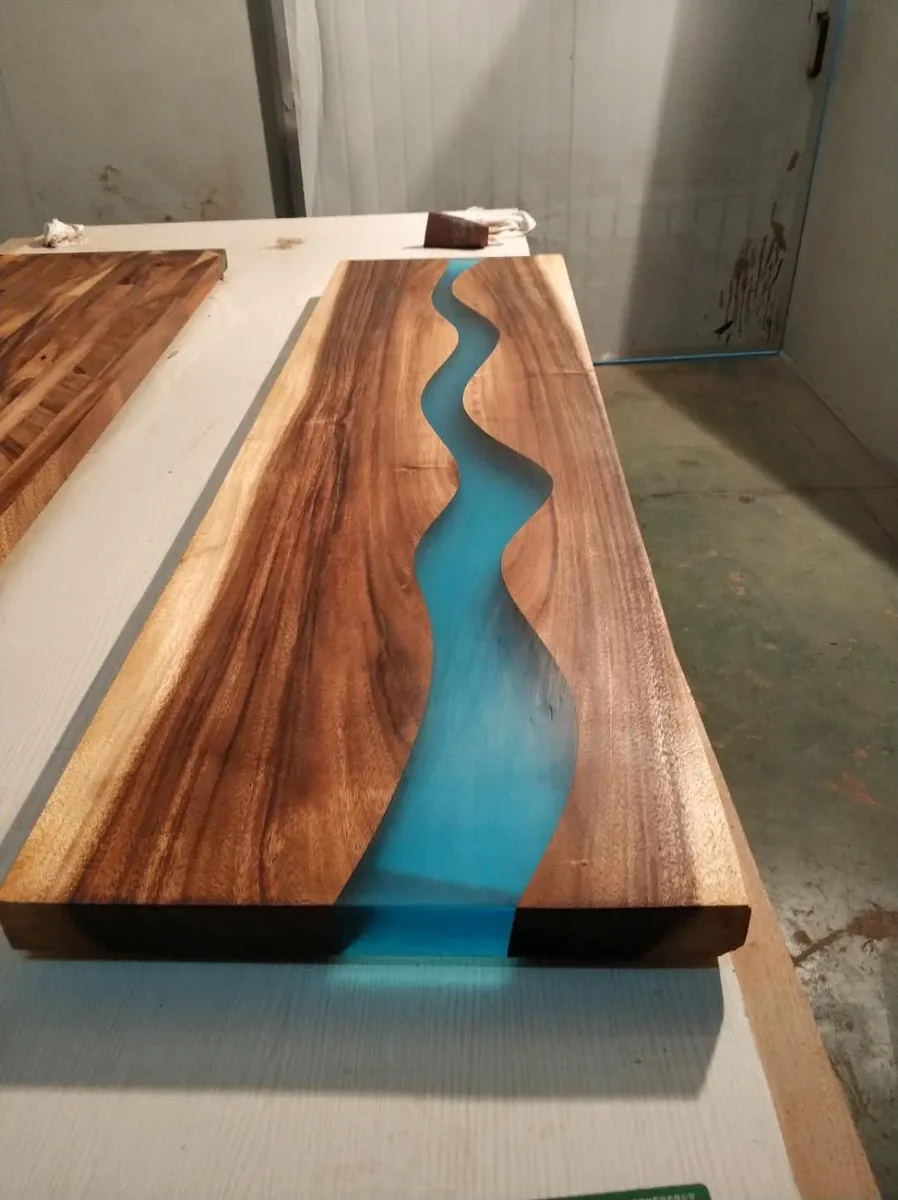 Plateau de table rivière Aulne, résine bleue — ATELIER RIVIÈRE, fabrication à la commande