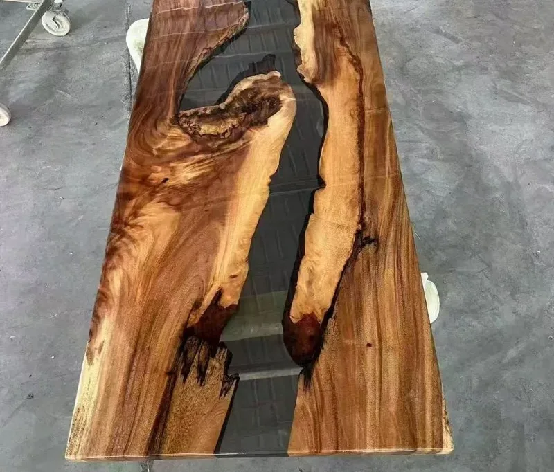 Plateau de table rivière Aveyron, résine noire — ATELIER RIVIÈRE, fabrication à la commande