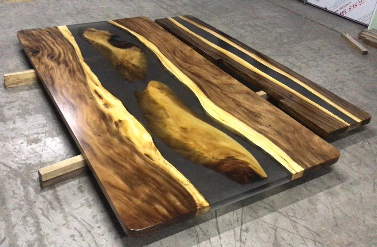 Plateau de table rivière Blaise, résine noire — ATELIER RIVIÈRE, fabrication à la commande