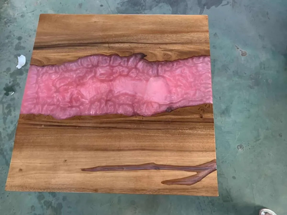 Plateau de table rivière carré Yonne, résine colorée — ATELIER RIVIÈRE, fabrication à la commande