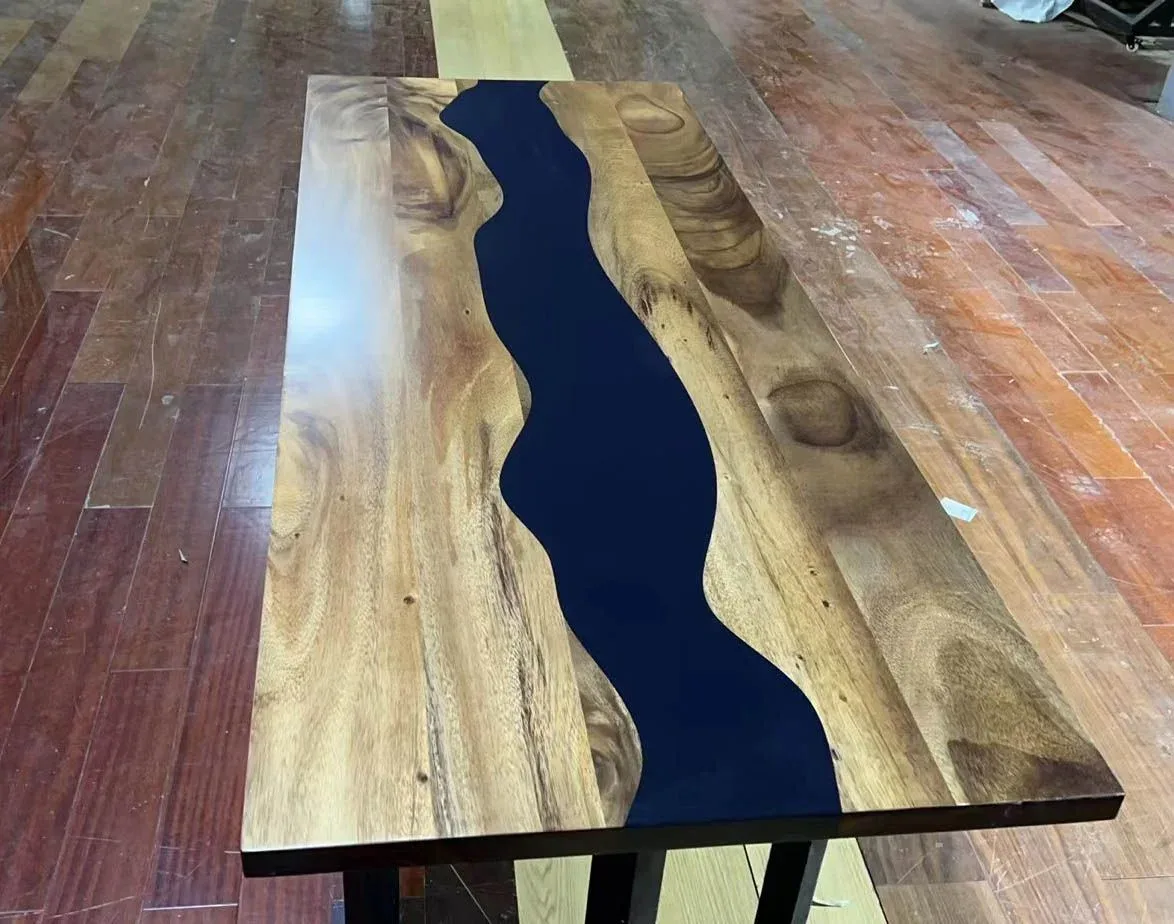 Plateau de table rivière Couesnon, résine noire — ATELIER RIVIÈRE, fabrication à la commande