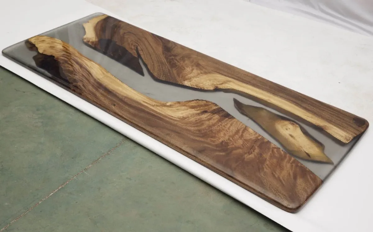 Plateau de table rivière Cure, résine noire — ATELIER RIVIÈRE, fabrication à la commande