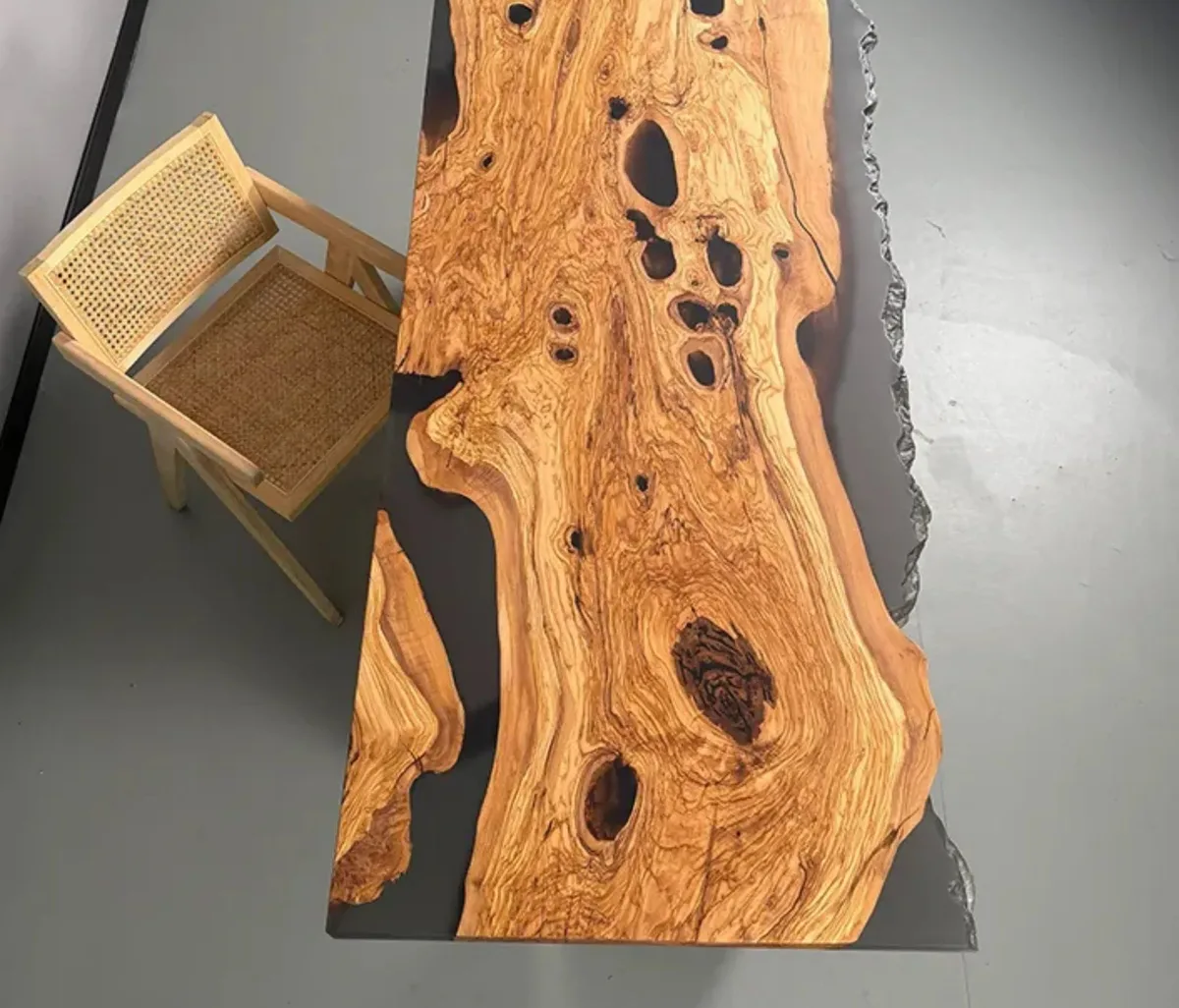 Plateau de table rivière Dordogne, résine noire — ATELIER RIVIÈRE, fabrication à la commande