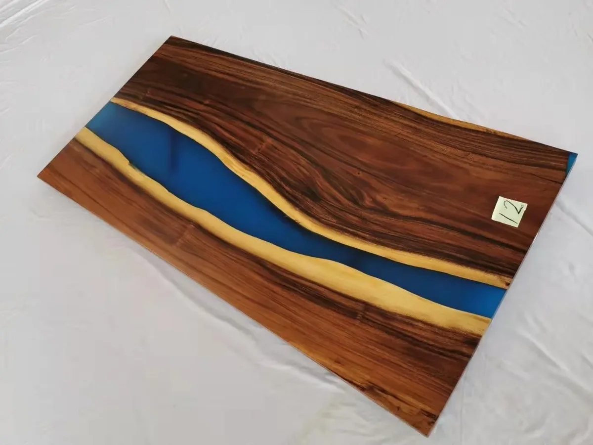 Plateau de table rivière Escaut, résine bleue — ATELIER RIVIÈRE, fabrication à la commande
