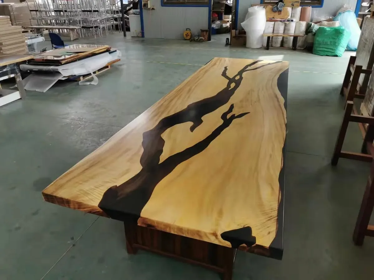 Plateau de table rivière Gapeau, résine noire — ATELIER RIVIÈRE, fabrication à la commande