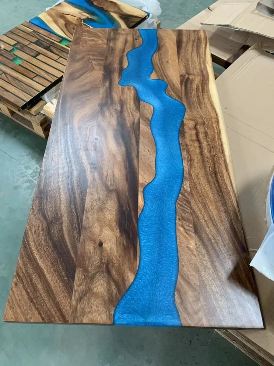 Plateau de table rivière Laïta, résine bleue — ATELIER RIVIÈRE, fabrication à la commande