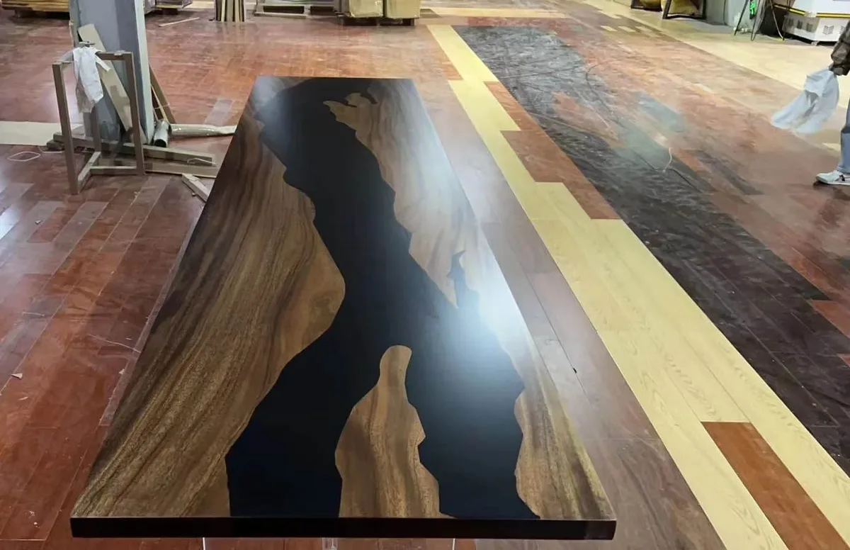 Plateau de table rivière Largue, résine noire — ATELIER RIVIÈRE, fabrication à la commande