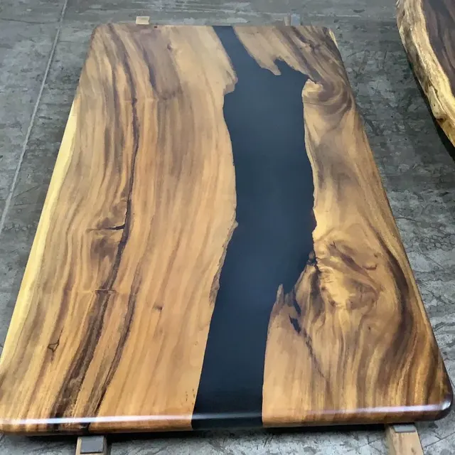 Plateau de table rivière Loing, résine noire — plateaux epoxy