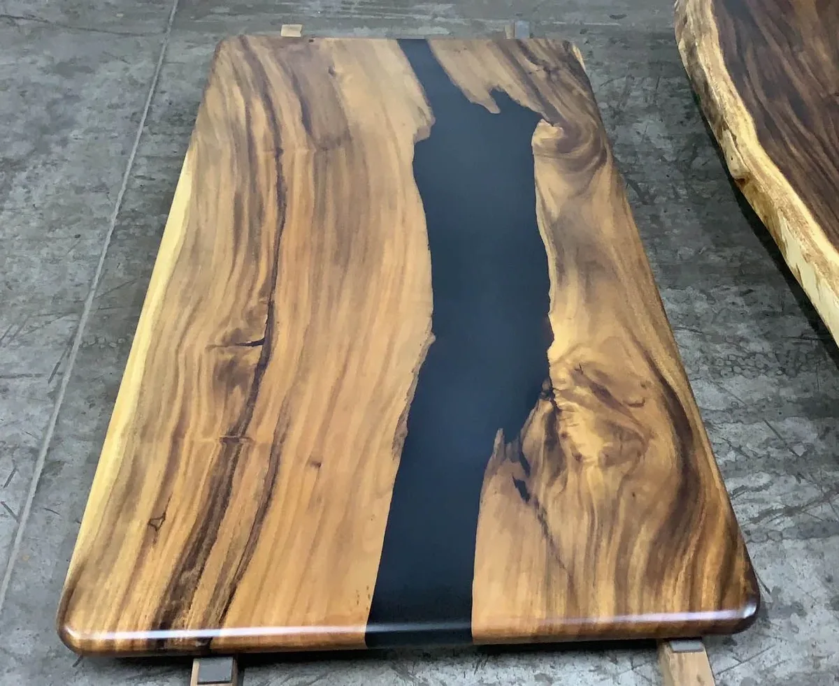 Plateau de table rivière Loing, résine noire — ATELIER RIVIÈRE, fabrication à la commande