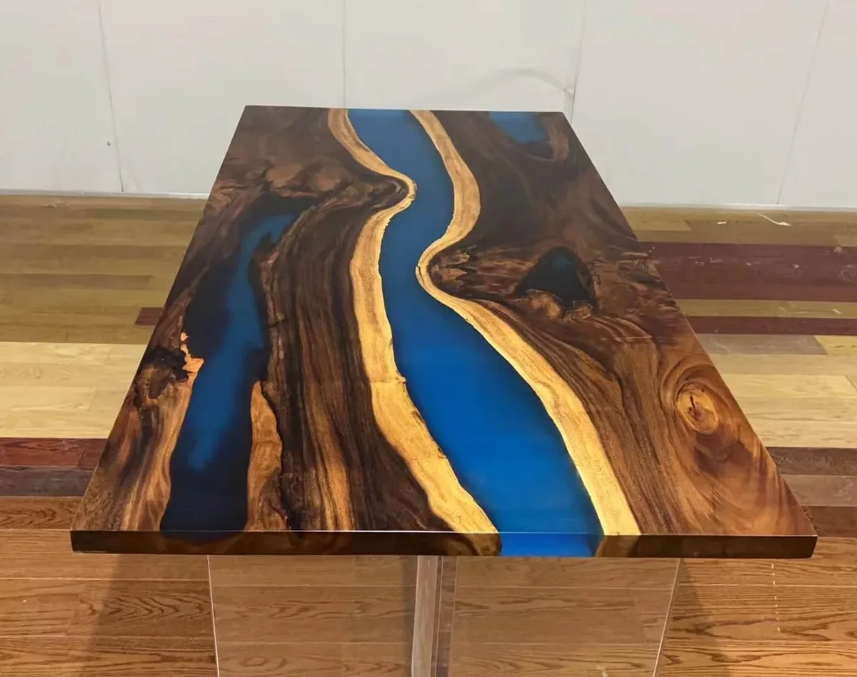 Plateau de table rivière Loue, résine bleue — ATELIER RIVIÈRE, fabrication à la commande