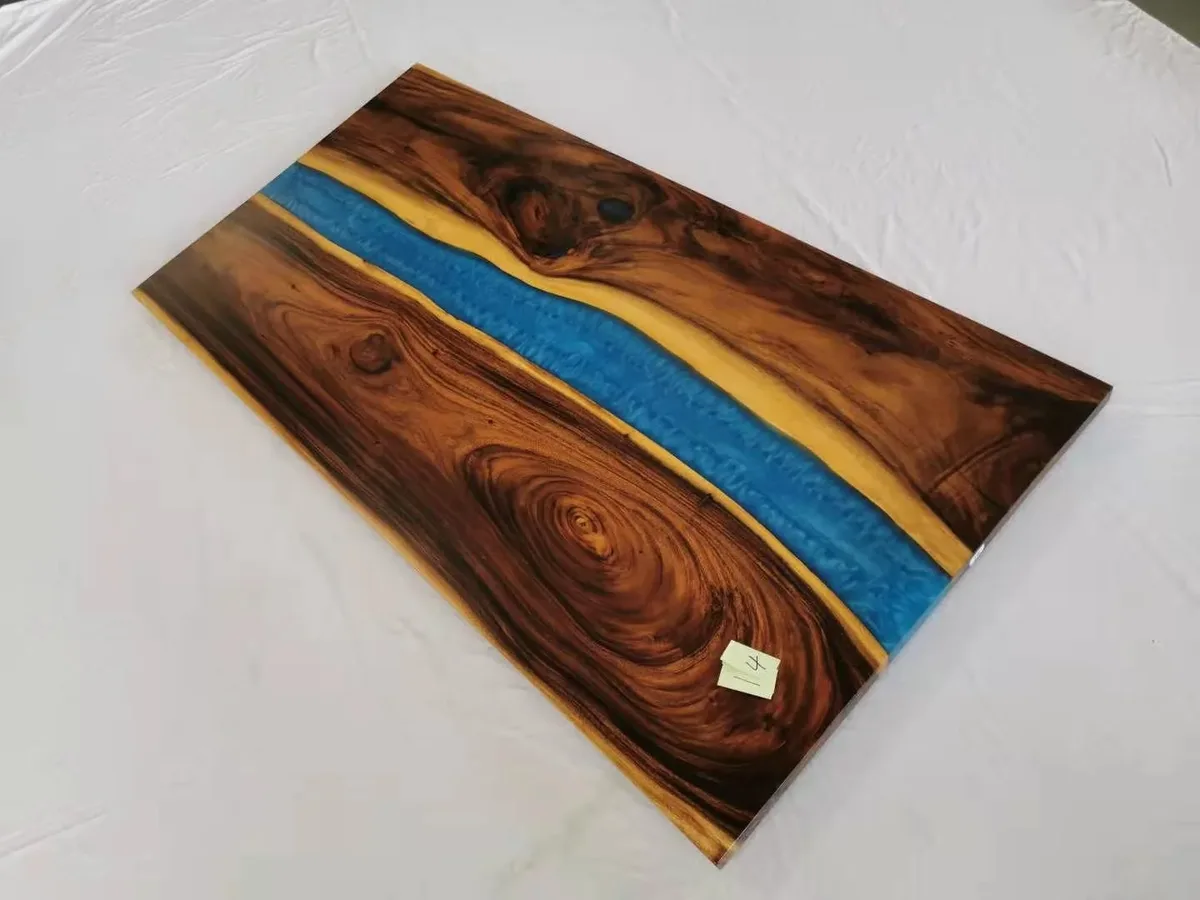 Plateau de table rivière Lys, résine bleue — ATELIER RIVIÈRE, fabrication à la commande