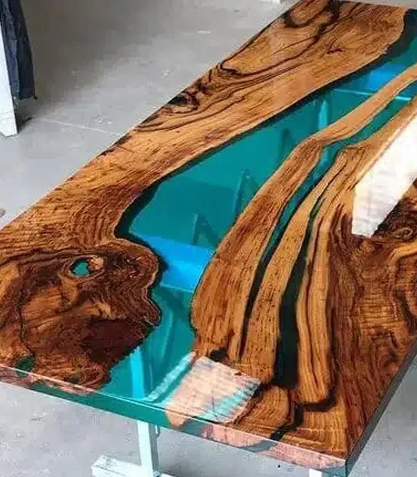 Plateau de table rivière Nivelle, résine bleue — ATELIER RIVIÈRE, fabrication à la commande