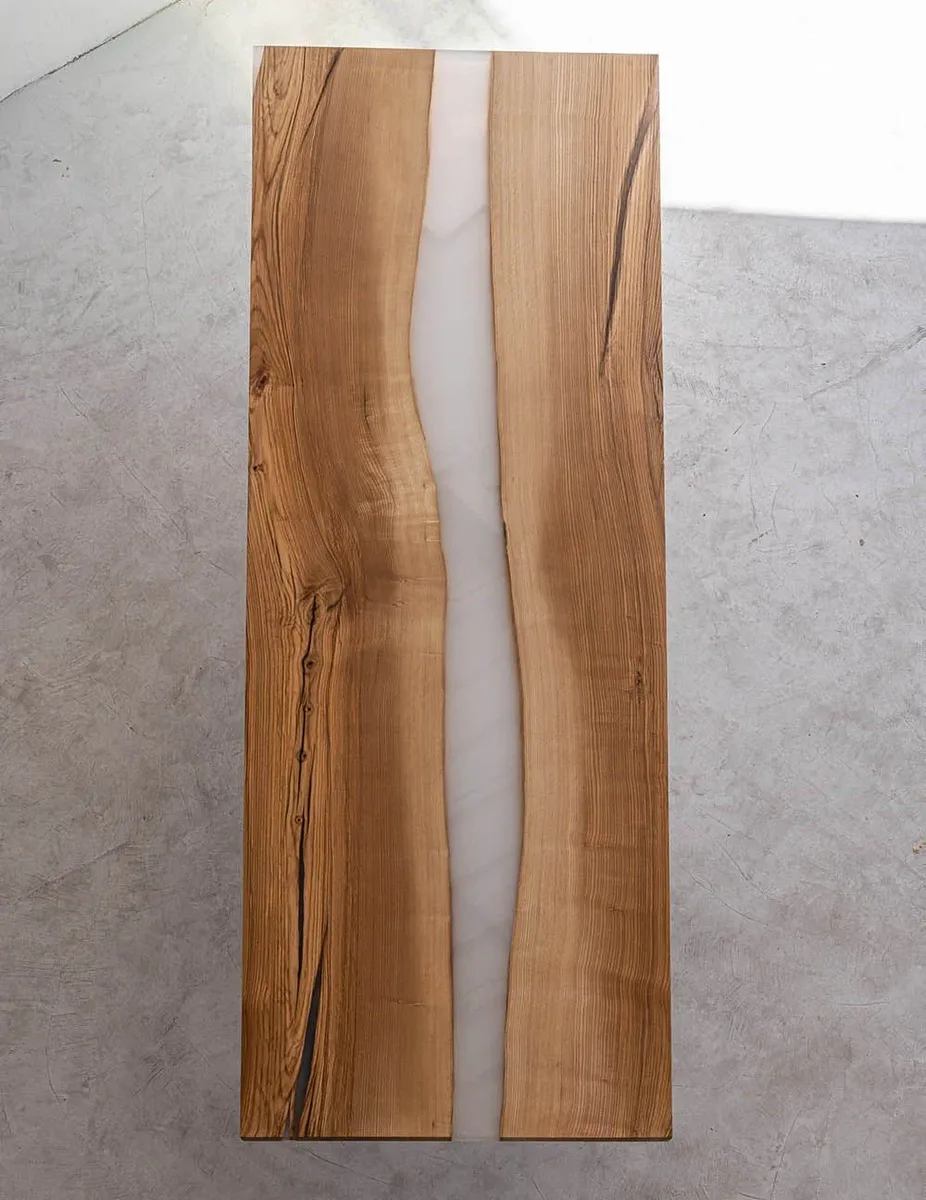 Plateau de table rivière Ognon, résine transparente — ATELIER RIVIÈRE, fabrication à la commande
