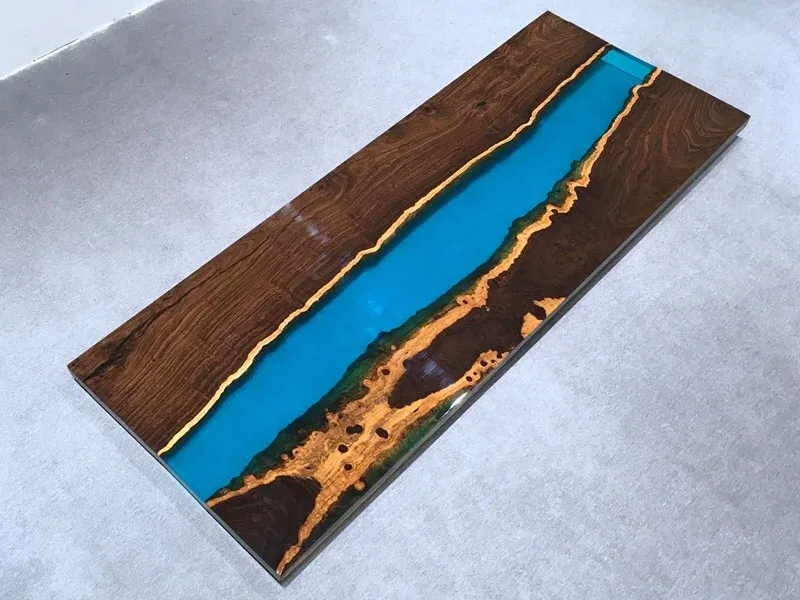 Plateau de table rivière Orne, résine bleue — ATELIER RIVIÈRE, fabrication à la commande