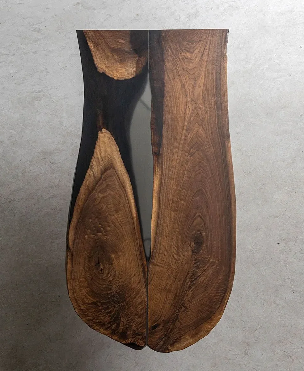 Plateau de table rivière ovale Vésubie, résine noire — ATELIER RIVIÈRE, fabrication à la commande